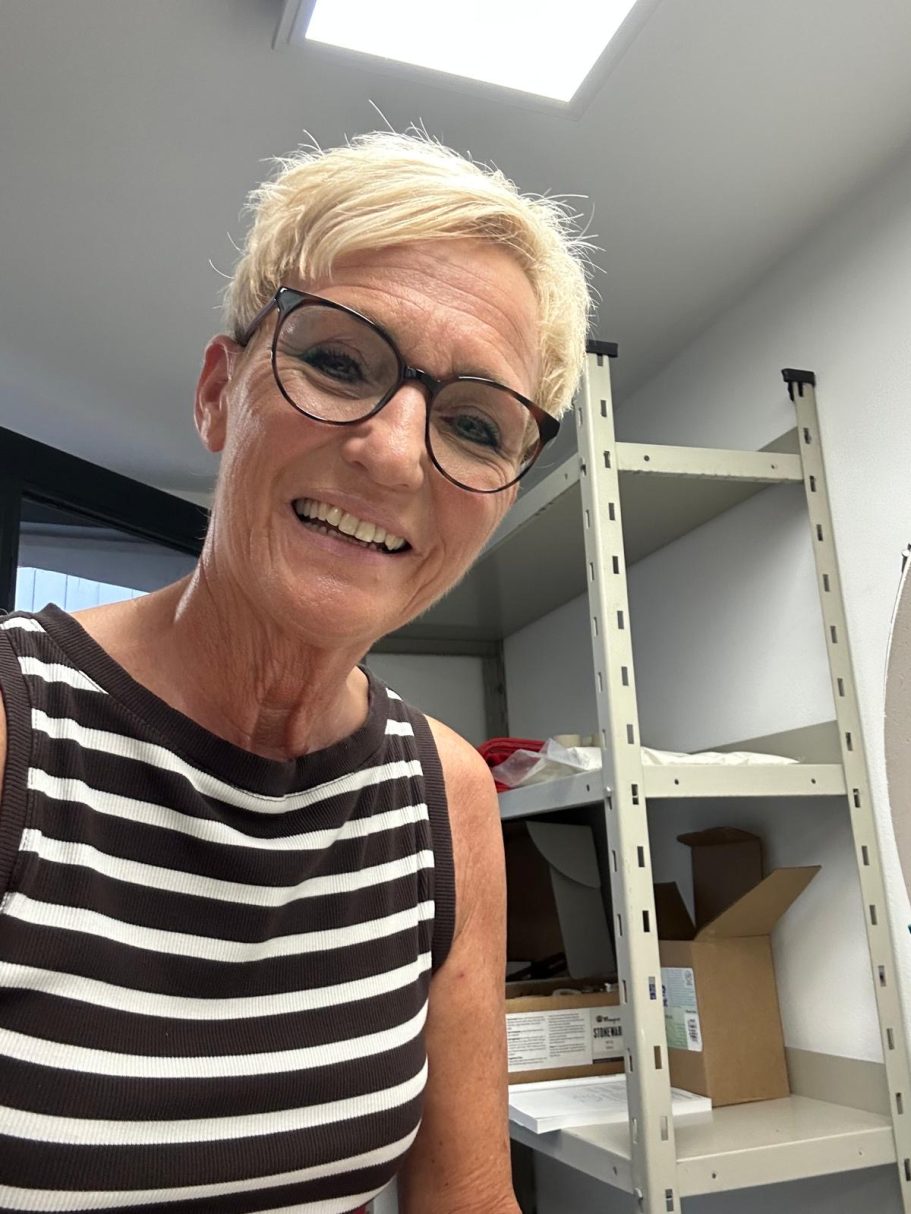 Regine Becker-Droese im Arbeitsraum bei der Glasur