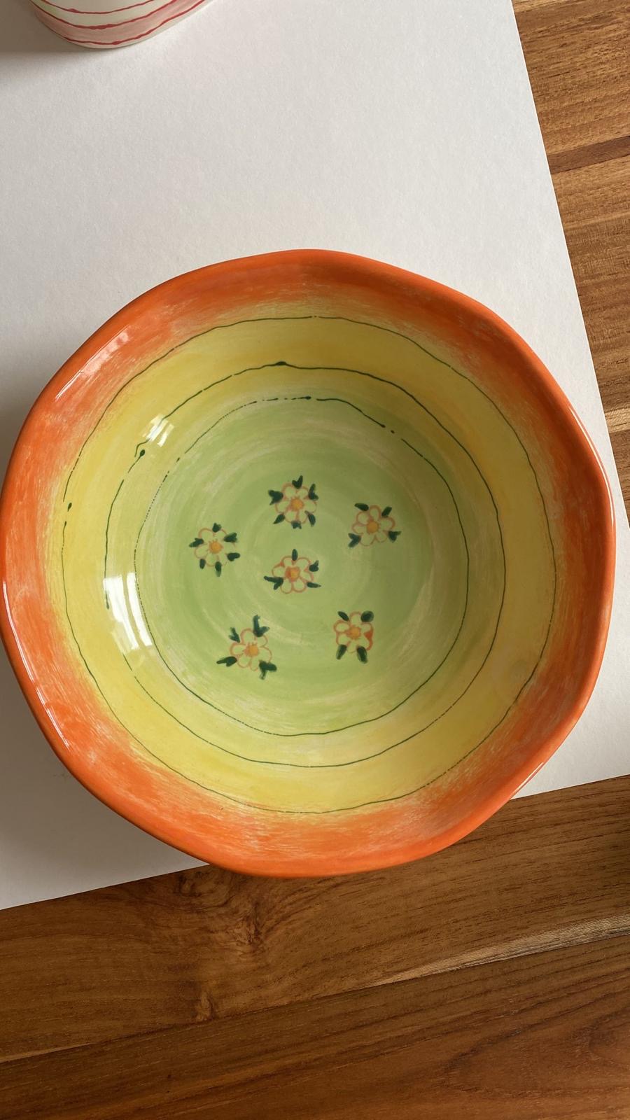 Fertiges Keramikstück mit Streifen- und Blumenmuster