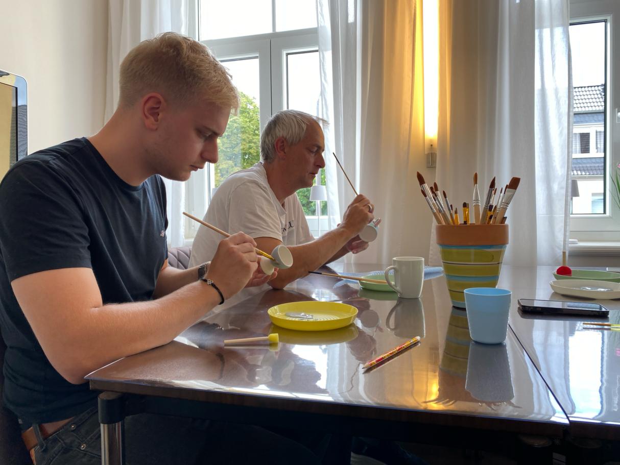 Sohn und Vater gestalten gemeinsam Keramik