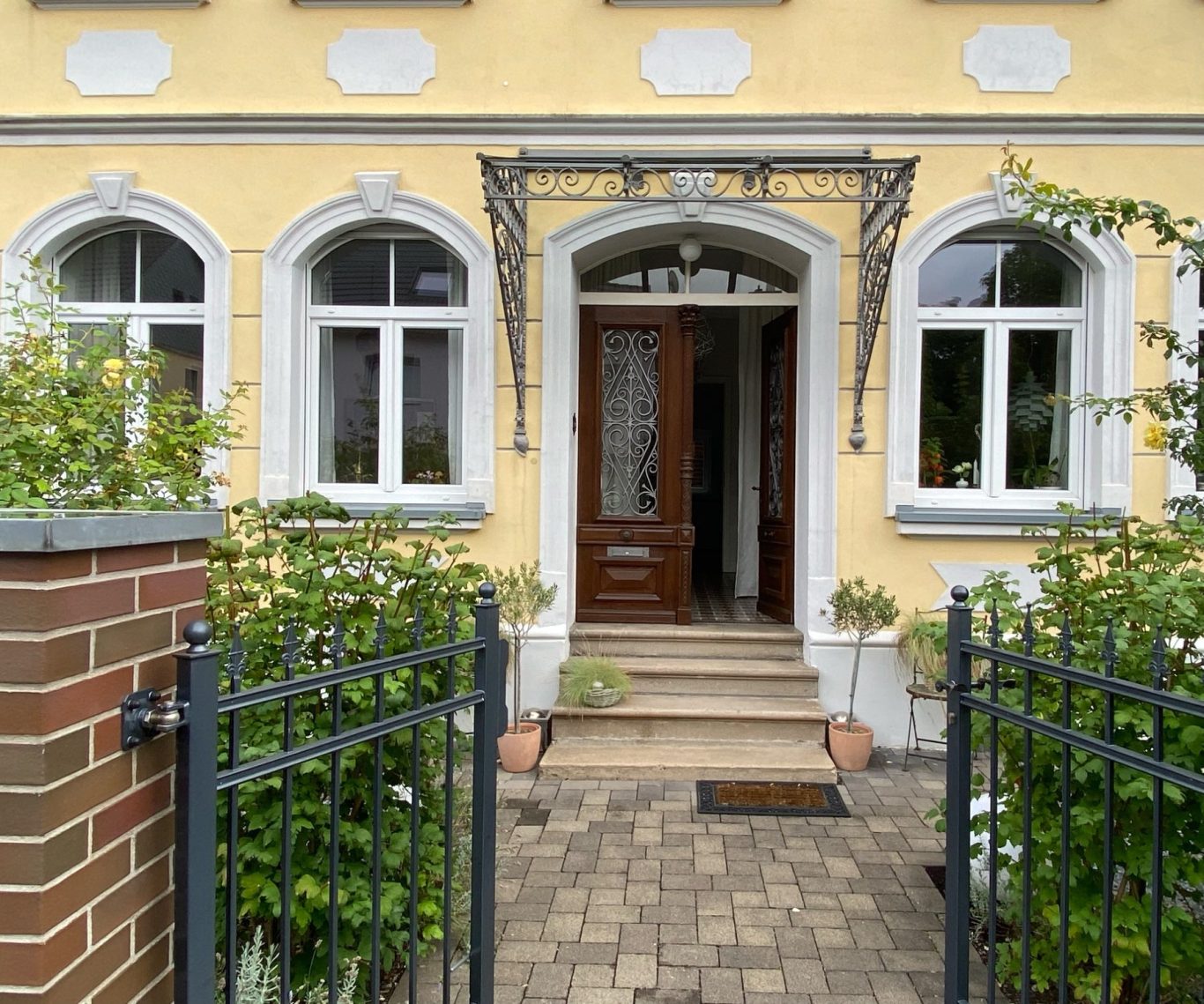 Außenansicht des Malstudios mit geöffneter Türe 
