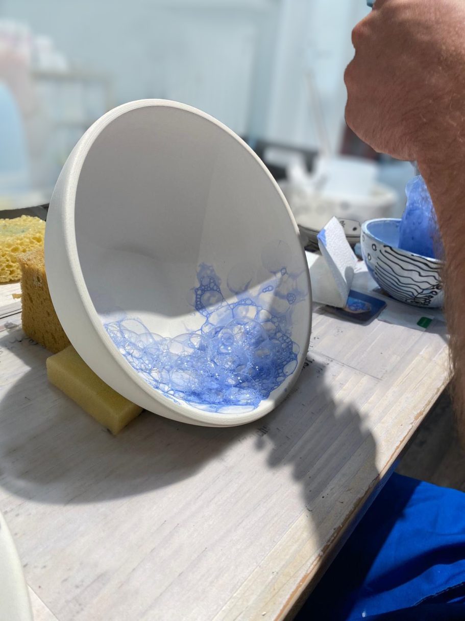 Schüssel mit Blubbern-Technik gestaltet